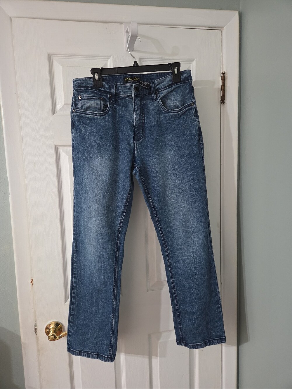 Urban Star Women's Straight-Leg Jeans in Medium Blue Wash. 32/30